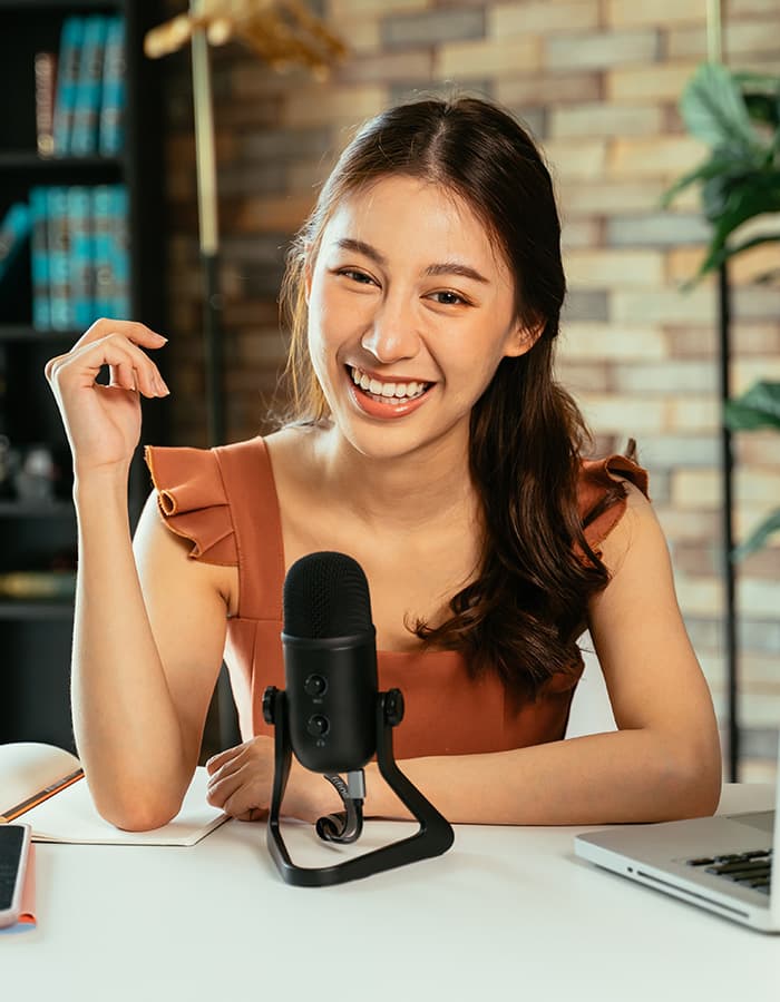 Locutor profesional grabando una locución para centralita